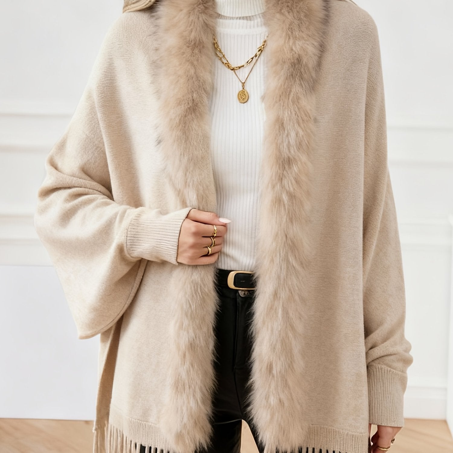 Elegant Faux Fur Collar Batwing Sleeve Poncho