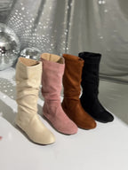 Botas femininas de cano médio com design plissado na parte lateral e zíper, ideais para combinar com saias ou calças no outono/inverno