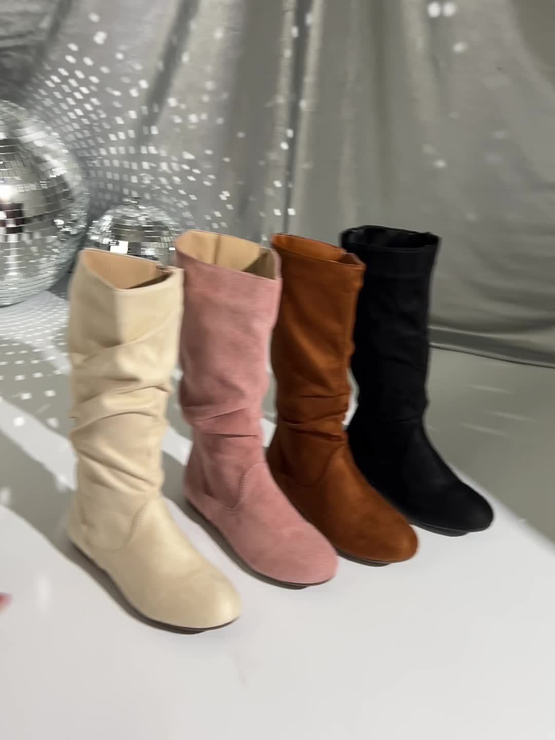 Botas femininas de cano médio com design plissado na parte lateral e zíper, ideais para combinar com saias ou calças no outono/inverno