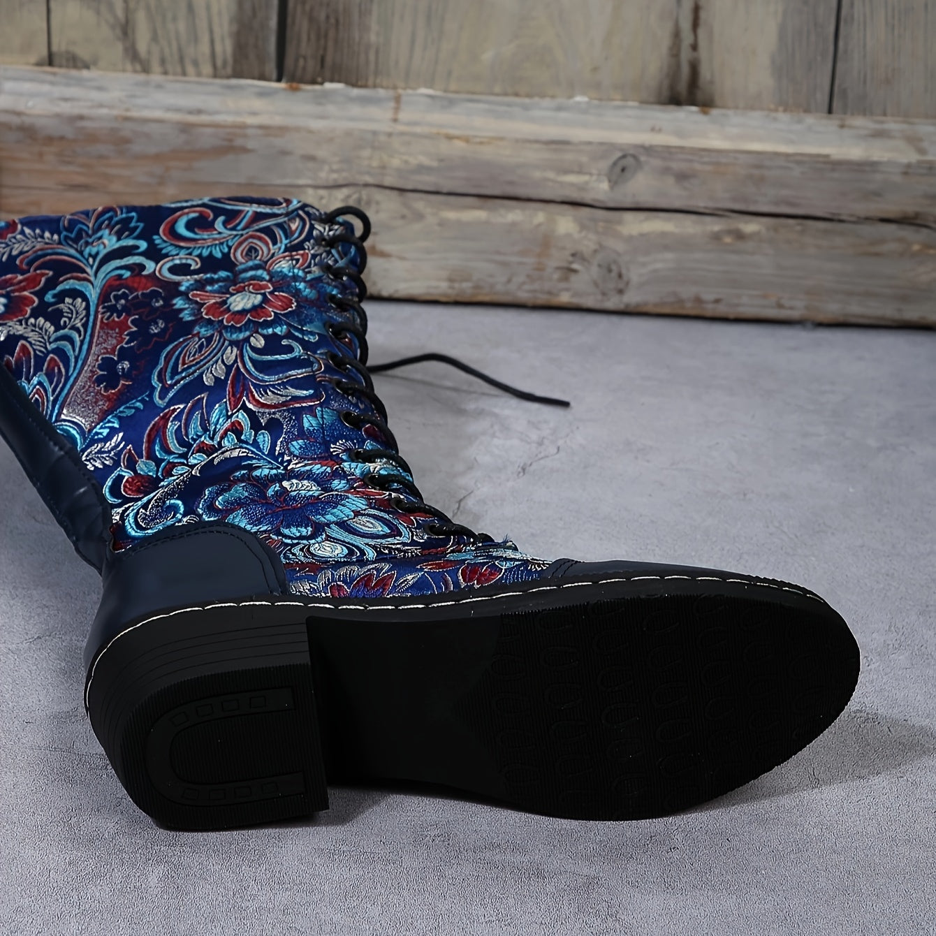 Botas Femininas Chinesas com Bico Redondo e Salto Baixo - Fechamento com Zíper - Botas de Tecido Adequadas para Looks Casuais, Elegantes e Informais - Estampa de Flor Chinesa