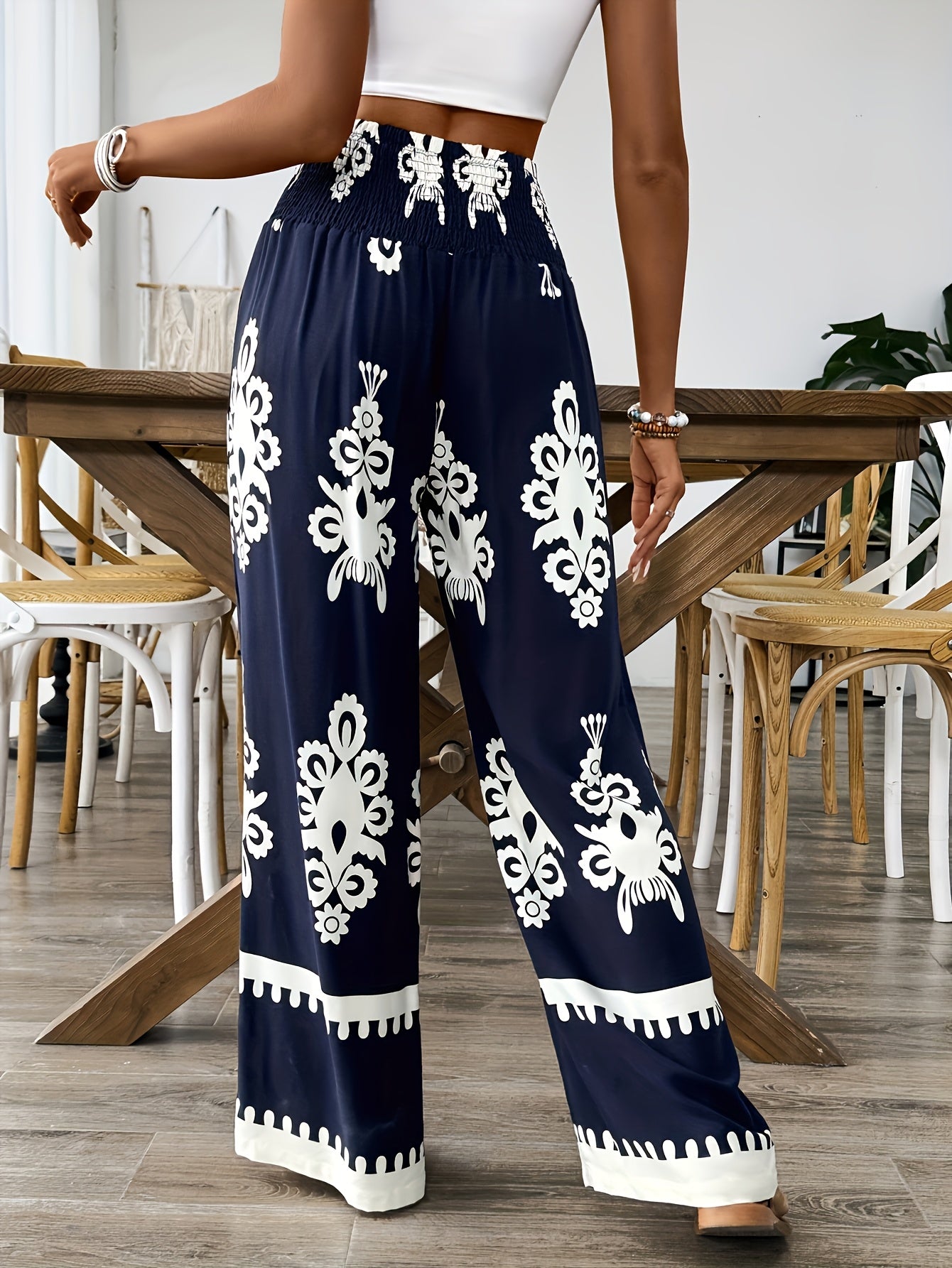 Calças Femininas de Perna Larga com Estampa Floral em Azul Marinho e Branco, Cintura Elástica com Cordão e Detalhe de Smocking - Lavável à Máquina, Confortáveis para Todas as Estações, Tecido Suave e Elegante