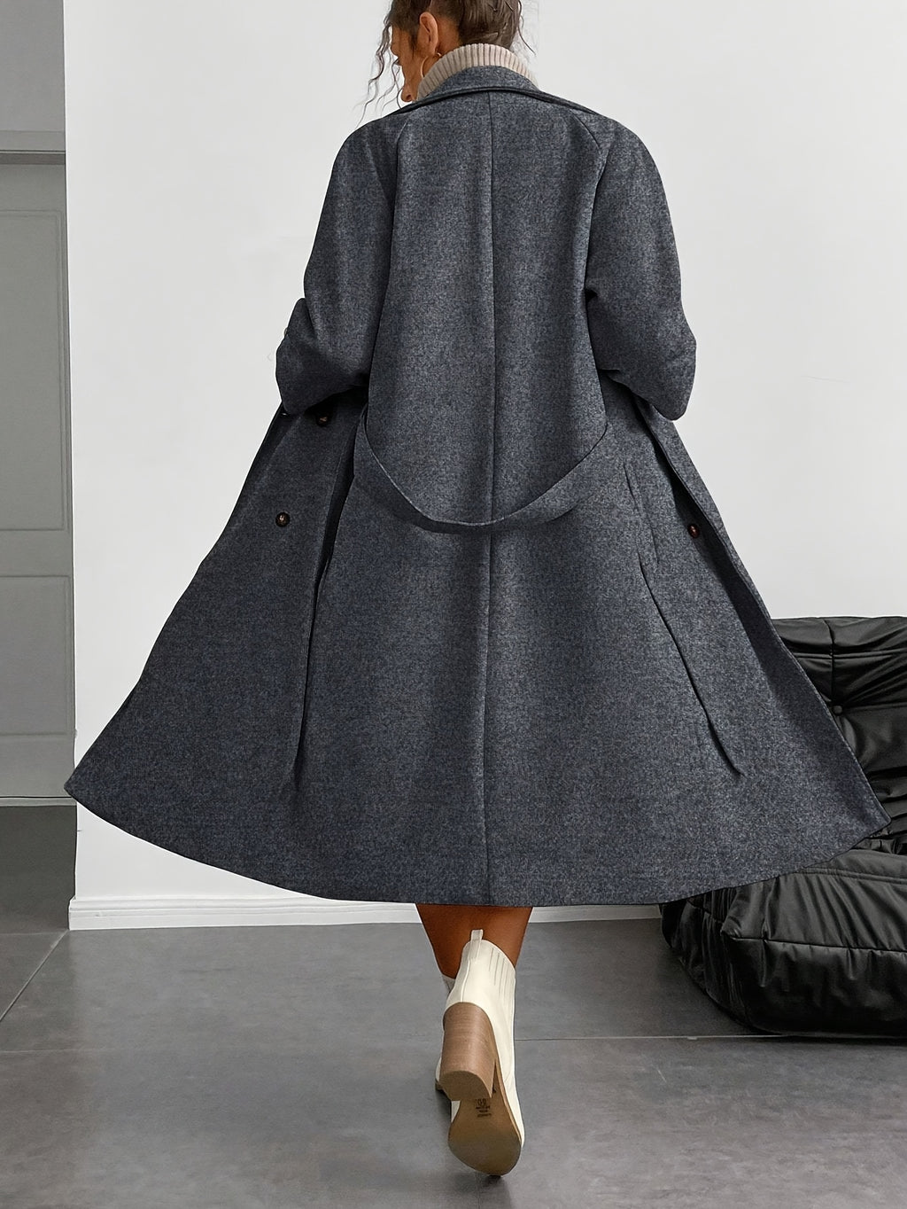 Casaco Comprido de Dupla Cartela Feminino com Cinto - Tweed Bege, Bainha Assimétrica, Mangas Compridas, Bolsos, Corte Regular para Outono/Inverno, Roupa Exterior de Inverno | Casaco com Cinto | Design Estruturado