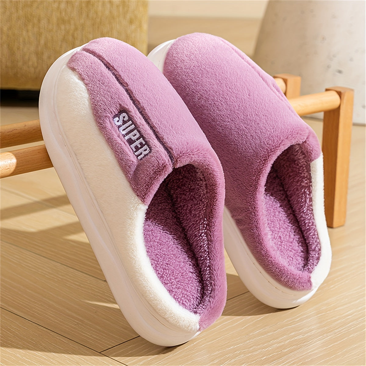 Chinelos de Inverno Bordados e Aconchegantes para Mulheres - Sola Macia, Sapatos de Conforto Fofo para Uso Interno, Design Bicolor com Patch "Super", Ideais para Uso em Casa, Chinelos de Quarto