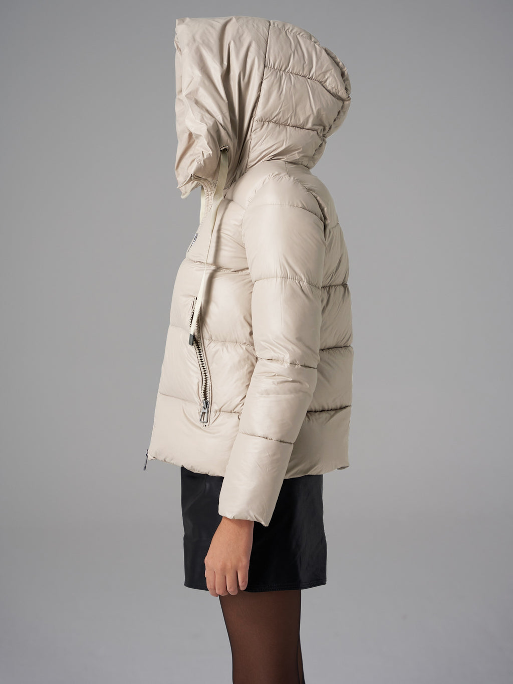 Casaco de Puffer Leve para Mulheres - Elegante Casaco Cortado Branco com Capuz e Bolsos com Zíper Duplo, Mangas Longas e Cordão Ajustável, Perfeito para Outono e Inverno, Estilo Casual, Roupa de Inverno Casual | Casaco de Capuz Elegante | Capuz com Cordão Ajustável