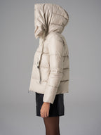 Casaco de Puffer Leve para Mulheres - Elegante Casaco Cortado Branco com Capuz e Bolsos com Zíper Duplo, Mangas Longas e Cordão Ajustável, Perfeito para Outono e Inverno, Estilo Casual, Roupa de Inverno Casual | Casaco de Capuz Elegante | Capuz com Cordão Ajustável