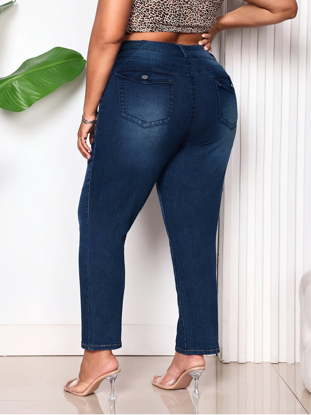 2025 Nova Chegada Plus Size Mulheres Jeans de Cintura Alta em Denim Elástico - Estilo Retrô Casual de Perna Reta, Cintura Média com Bolsos Traseiros, Acabamento Lavado Azul Claro para Vestuário Casual, Conforto Diário, Jeans de Estilo Retrô, Ajuste Confortável