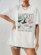 Camiseta Casual Feminina Plus Size Manga Curta Gola Redonda - Estampa de Bruxa e Celestial com Slogan "Wicked Changed for Good", Tecido Elástico Médio, Lavável em Máquina, Moda Verão, Vestuário Descontraído