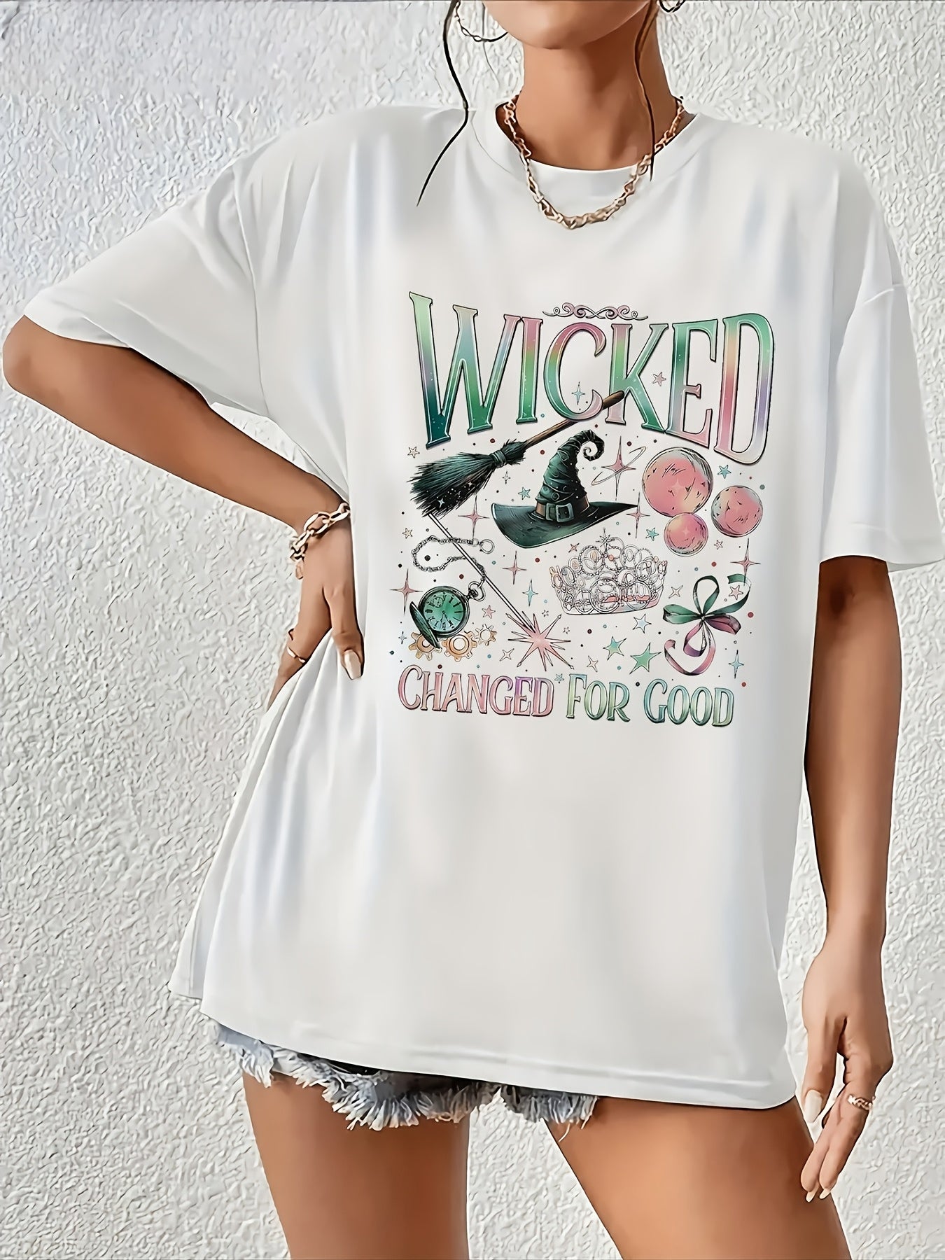 Camiseta Casual Feminina Plus Size Manga Curta Gola Redonda - Estampa de Bruxa e Celestial com Slogan "Wicked Changed for Good", Tecido Elástico Médio, Lavável em Máquina, Moda Verão, Vestuário Descontraído