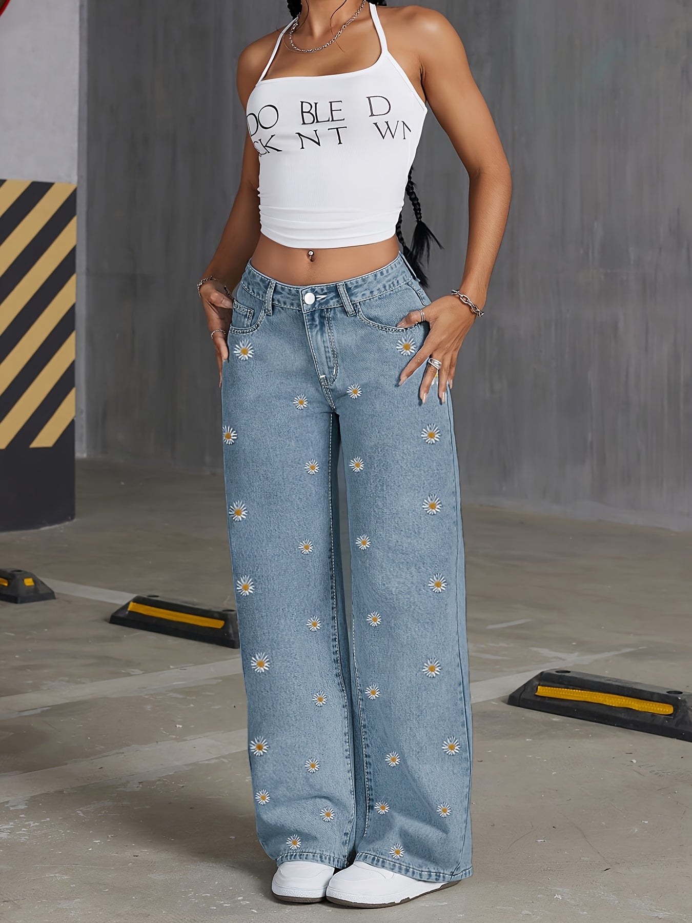 Jeans de cintura subida e perna reta com padrão elegante de margaridas bordadas | Corte oversized, para usar em todas as estações, ganga azul clara, fecho com botões