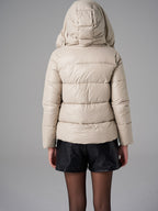 Casaco de Puffer Leve para Mulheres - Elegante Casaco Cortado Branco com Capuz e Bolsos com Zíper Duplo, Mangas Longas e Cordão Ajustável, Perfeito para Outono e Inverno, Estilo Casual, Roupa de Inverno Casual | Casaco de Capuz Elegante | Capuz com Cordão Ajustável