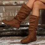 Botas femininas de cano médio com design plissado na parte lateral e zíper, ideais para combinar com saias ou calças no outono/inverno