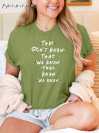 T-shirt gráfica inspirada no programa de TV "Eles não sabem que nós sabemos que eles sabem" - T-shirt casual de manga curta para mulheres, tecido macio, decote redondo, branco com letras coloridas, tamanhos S-XXL, roupa de uso diário | Camiseta com citação divertida | Ajuste confortável, camisetas para senhoras