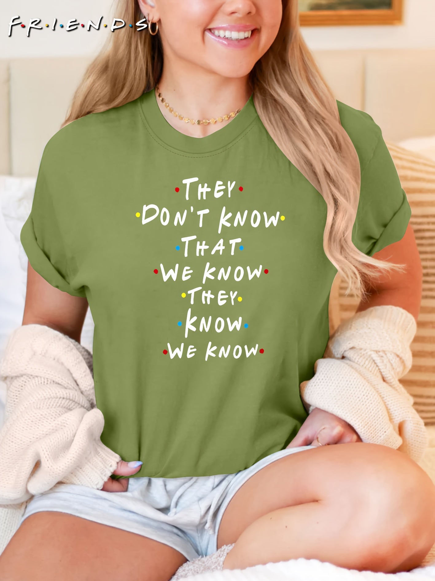 T-shirt gráfica inspirada no programa de TV "Eles não sabem que nós sabemos que eles sabem" - T-shirt casual de manga curta para mulheres, tecido macio, decote redondo, branco com letras coloridas, tamanhos S-XXL, roupa de uso diário | Camiseta com citação divertida | Ajuste confortável, camisetas para senhoras