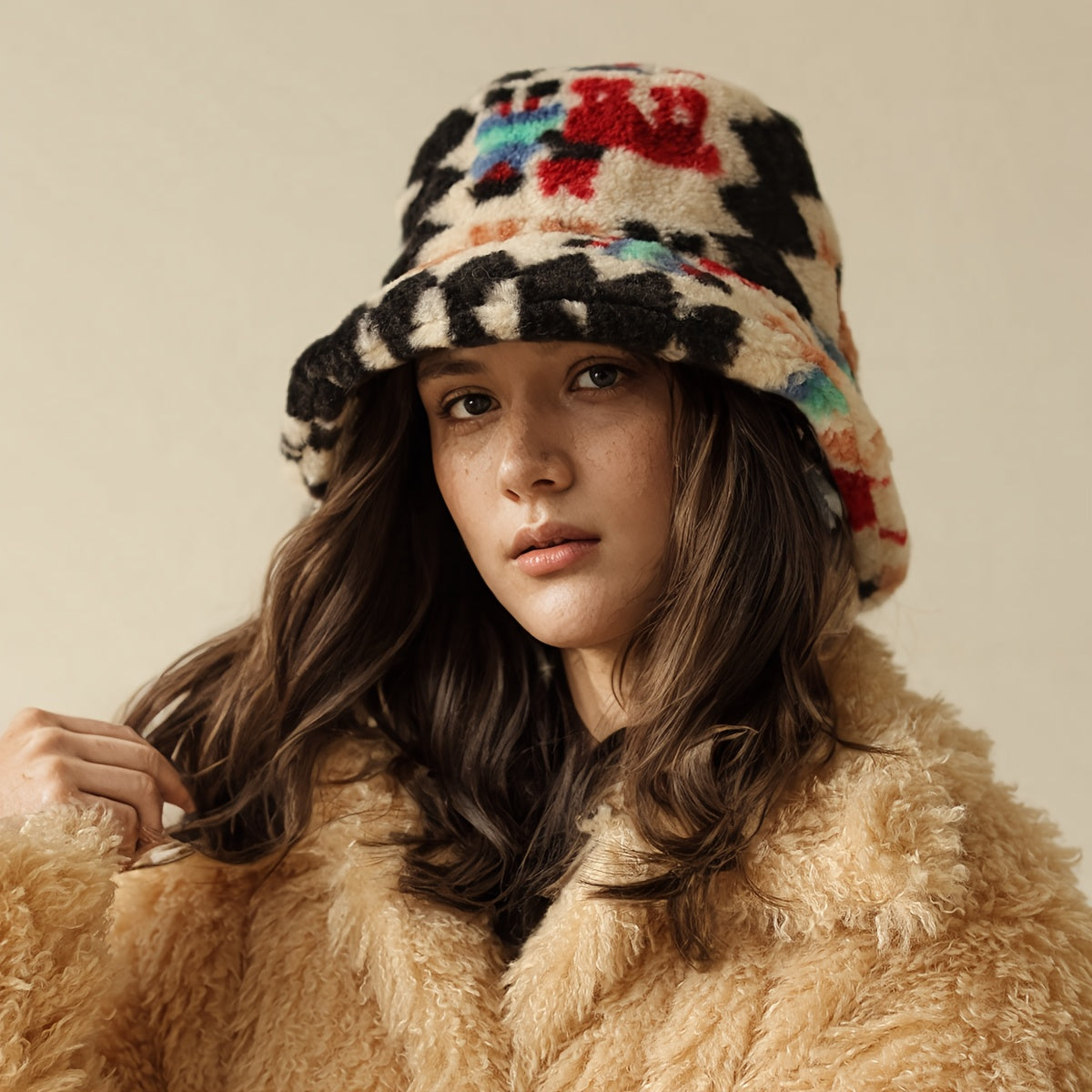 1pc Chapéu de Pescador Feminino - Chapéu Balde Leve e Quente para o Inverno com Estampa Aleatória, Pele Sintética Macia, Ajustável 55.88-60.96 cm para Natal & Uso Diário, Design Facial, Chapéus de Inverno, Acessório Festivo, Padrão Tiedye