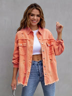 Jaqueta de ganga Boho-Chic de tamanho grande para mulheres com detalhes desgastados - Azul claro, tamanho grande, fecho de botão, mangas compridas, bainha desfiada, estilo casual para todas as estações, roupa exterior casual | Jaqueta de bainha desfiada | Jaqueta de bainha desfiada