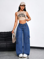 Jeans folgados de senhora ligeiramente elásticos com vários bolsos e elementos decorativos únicos, cor original, acabamento lavado, estilo de perna larga reta, streetwear moderno.