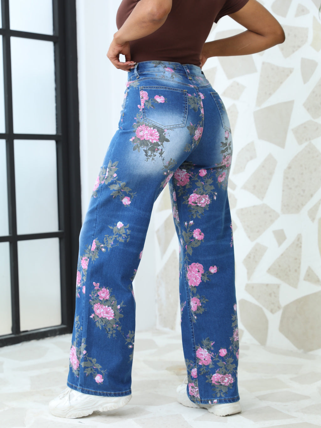 Calças de ganga de cintura alta para mulheres com estampa floral rosa vibrante - pernas retas, fecho de botão, calças longas casuais para verão e outono, calças de ganga de cintura alta, roupa casual de outono, ajuste confortável