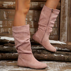 Botas femininas de cano médio com design plissado na parte lateral e zíper, ideais para combinar com saias ou calças no outono/inverno