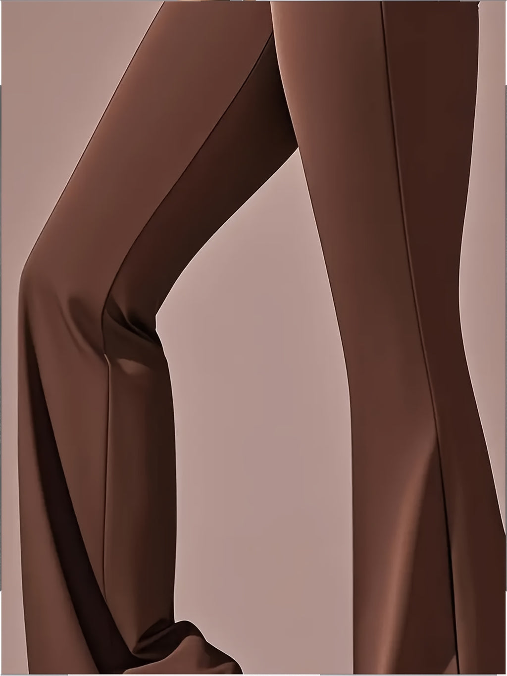 Um par de calças casuais de corte folgado para mulher, com pernas abertas, controlo abdominal e efeito lifting nas ancas, completas com bolsos. Fabricadas com tecido suave e agradável ao toque, oferecem uma sensação de conforto.