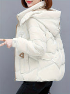 Jaqueta com Capuz de Inverno Feminina - Elegante Casaco Bege e Branco com Zíper e Design de Coração, Roupa Externa Quente de Poliéster para Looks Casuais ou Chiques, Jaqueta de Inverno