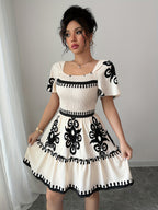 Vestido mini elegante com decote quadrado, estampas modernas, plissados, cintura cinchada para efeito slimming e bordas franzidas com bainha em linha A.