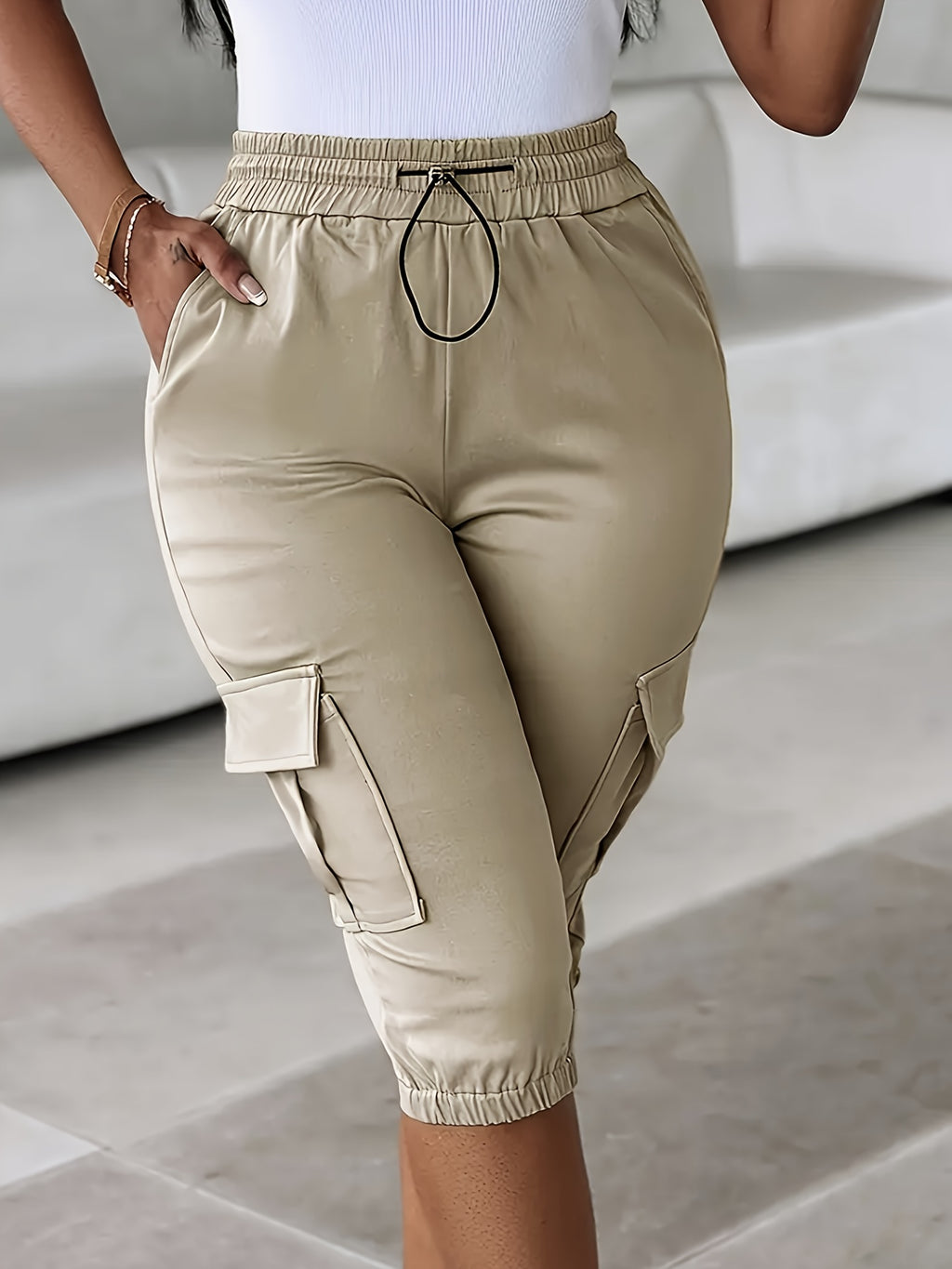 Shorts Cargo Plus Size Femininos - 100% Poliéster, Cintura com Cordão, Ajuste Solto e Comprimento Médio, Múltiplos Bolsos, Lavável na Máquina para Primavera/Verão/Outono, Viagens e Lazer, Essenciais de Férias