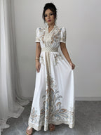 Vestido Maxi Elegante com Estampa Floral Bohemiana com Mangas Puff e Cintura Cinchada - Branco com Acentos Azuis e Dourados, Perfeito para Primavera/Verão/Outono, Vestuário Casual Elegante | Vestido com Estampa Floral | Design de Cintura Cinchada, Vestido Floral