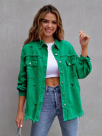 Jaqueta de ganga Boho-Chic de tamanho grande para mulheres com detalhes desgastados - Azul claro, tamanho grande, fecho de botão, mangas compridas, bainha desfiada, estilo casual para todas as estações, roupa exterior casual | Jaqueta de bainha desfiada | Jaqueta de bainha desfiada