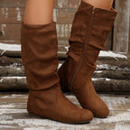 Botas femininas de cano médio com design plissado na parte lateral e zíper, ideais para combinar com saias ou calças no outono/inverno