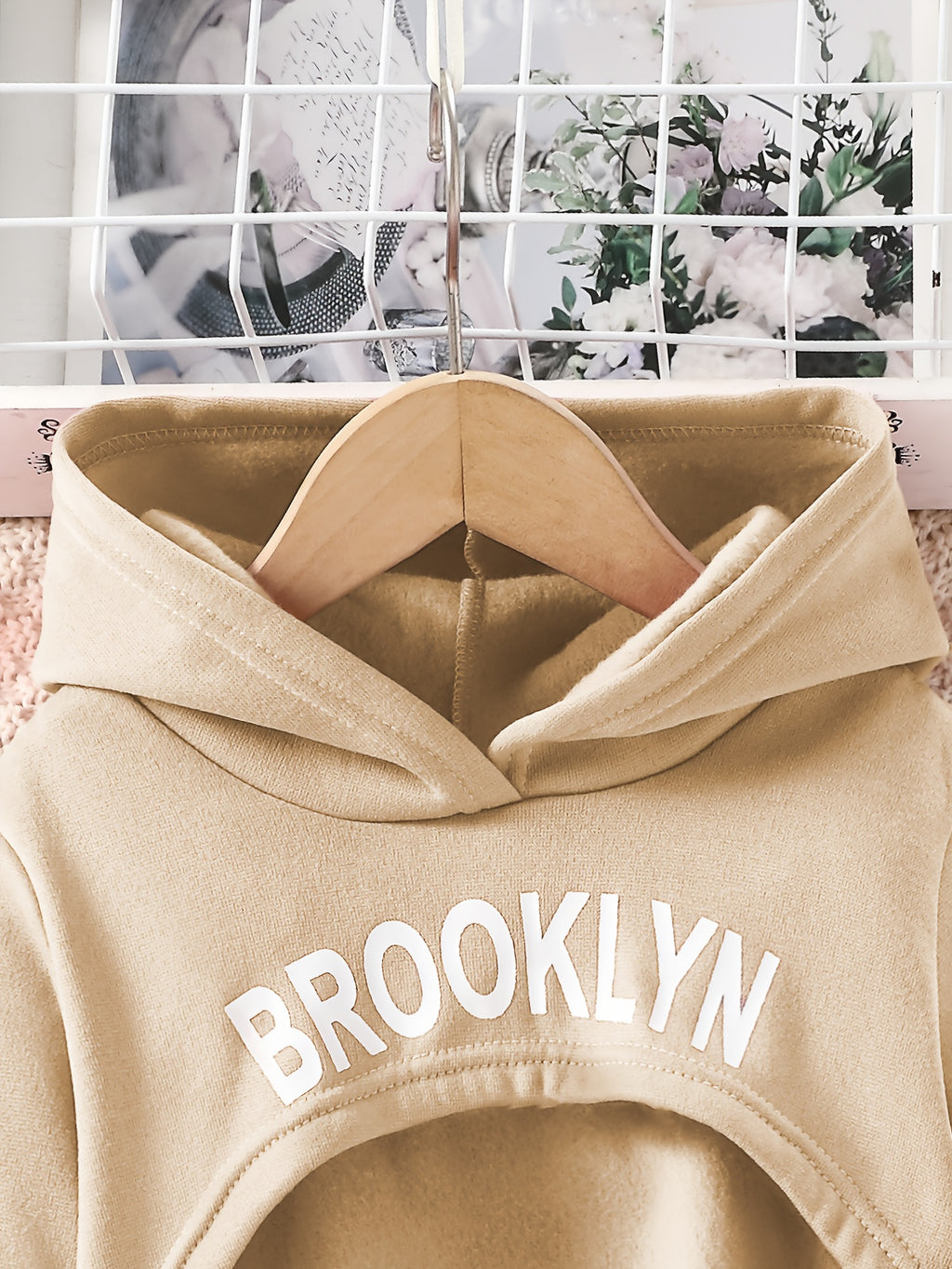 Conjunto de roupas de exterior para meninas na moda para a primavera e outono: camisola de manga comprida com capuz e estampa de letras + colete sem mangas com estampa de letras + calças compridas com cintura elástica, adequado para uso diário casual ou outras ocasiões especiais na primavera e outono, para exterior