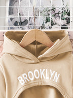 Conjunto de roupas de exterior para meninas na moda para a primavera e outono: camisola de manga comprida com capuz e estampa de letras + colete sem mangas com estampa de letras + calças compridas com cintura elástica, adequado para uso diário casual ou outras ocasiões especiais na primavera e outono, para exterior