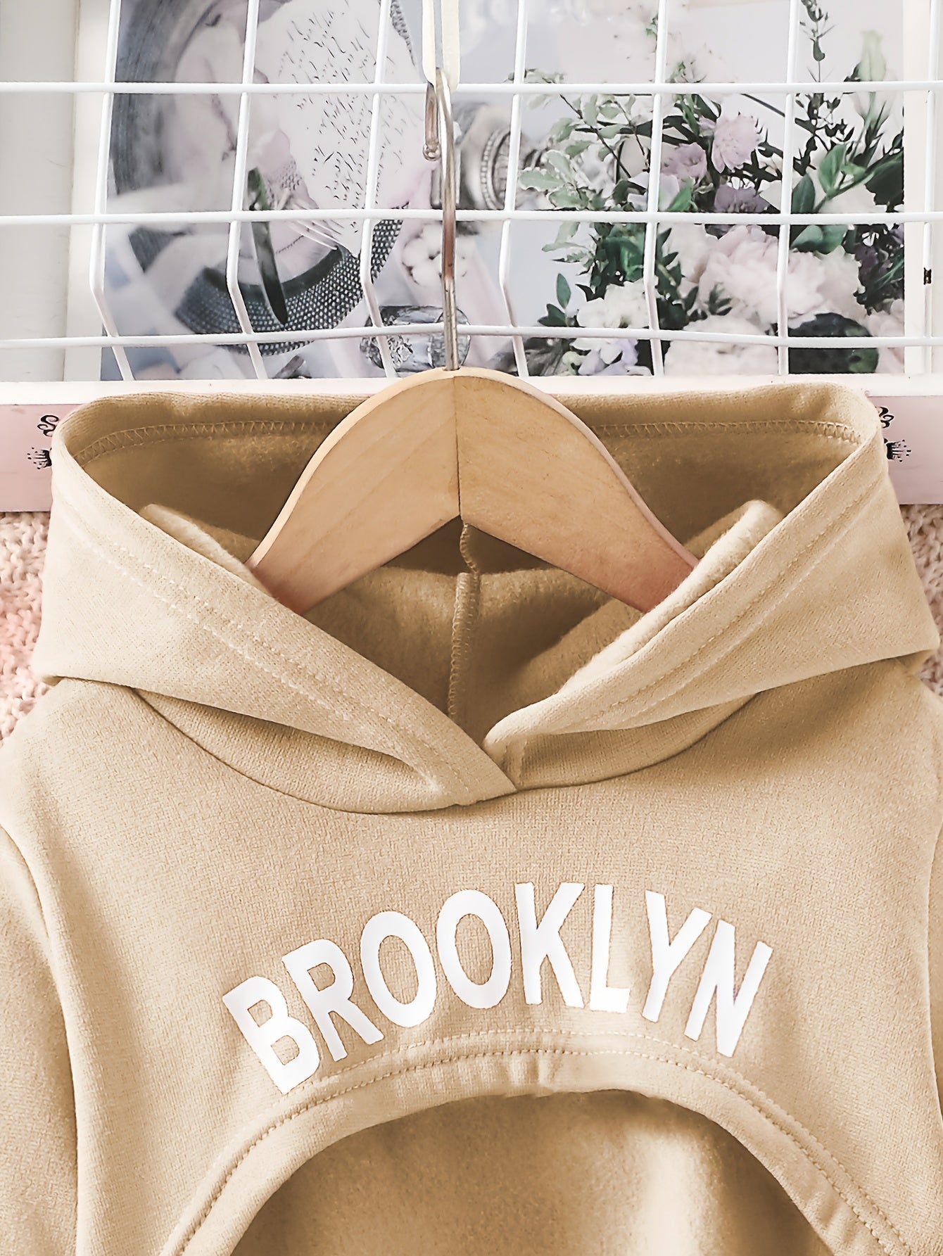 Conjunto de roupas de exterior para meninas na moda para a primavera e outono: camisola de manga comprida com capuz e estampa de letras + colete sem mangas com estampa de letras + calças compridas com cintura elástica, adequado para uso diário casual ou outras ocasiões especiais na primavera e outono, para exterior