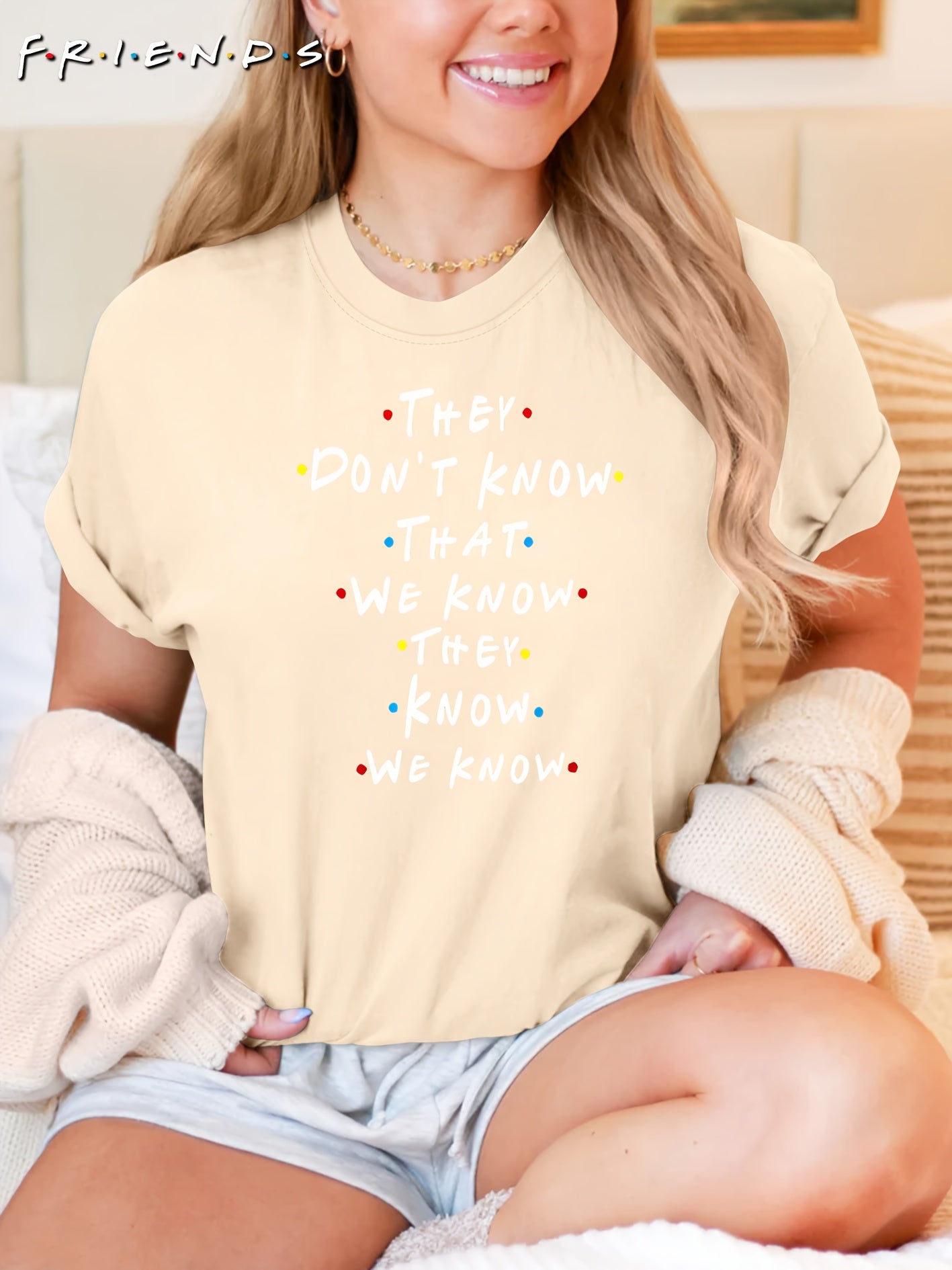 T-shirt gráfica inspirada no programa de TV "Eles não sabem que nós sabemos que eles sabem" - T-shirt casual de manga curta para mulheres, tecido macio, decote redondo, branco com letras coloridas, tamanhos S-XXL, roupa de uso diário | Camiseta com citação divertida | Ajuste confortável, camisetas para senhoras