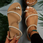 Sandálias Femininas com Tira no Tornozelo - Tira T com Contas Brancas, Sapatilha Aberta e Antiderrapante, Solado TPR e Parte Superior em Faux - Ideal para Casamentos na Praia, Festas e Eventos Boho - Calçado Elegante para Looks de Festa