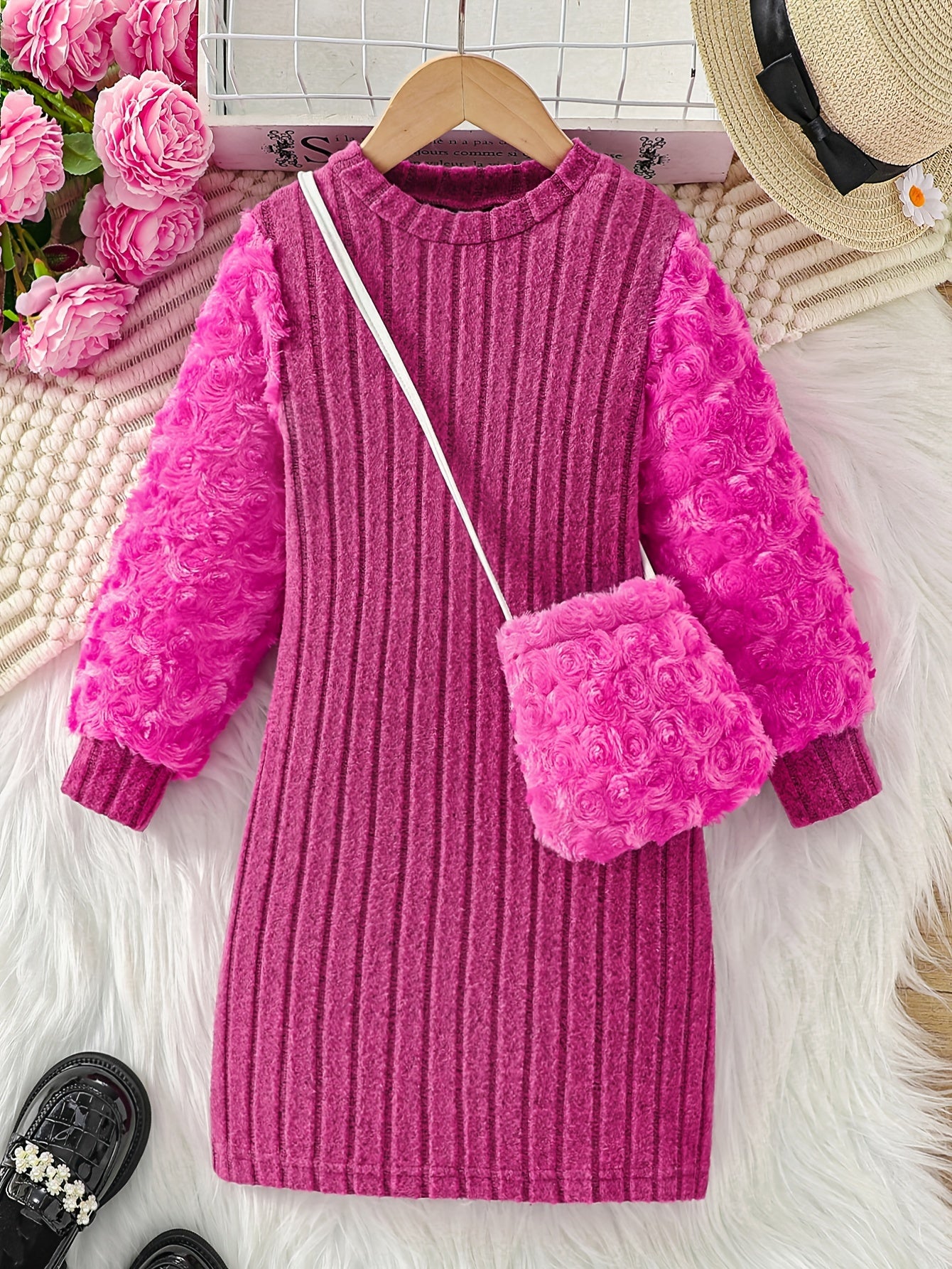 Vestido para meninas e bolsa de cor sólida. A blusa de gola redonda e manga longa é feita de tecido canelado aveludado, com mangas estampadas em padrão de botões de rosa em material fofo como rosas peludas—ideal para uso casual ao ar livre na primavera ou outono