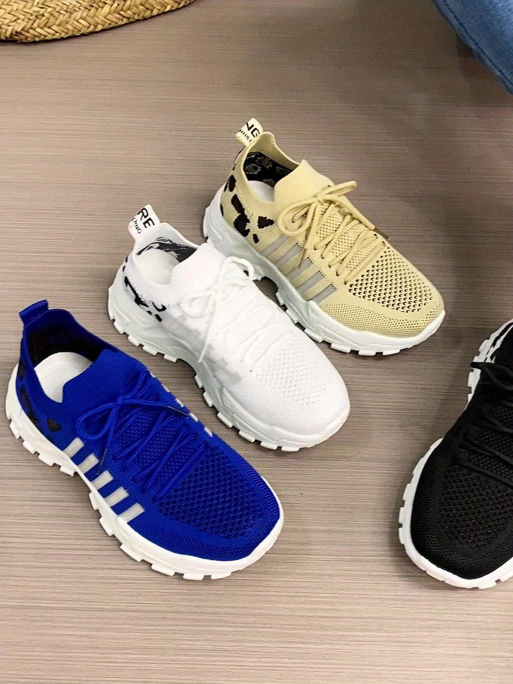 Tenis de Corrida Atléticos Femininos - Leves e Respiráveis com Plataforma Acolchoada, Fechamento em Cadarço, Conforto para o Dia Todo no Ginásio, Caminhadas e Uso Diário - Design Baixo Branco & Preto por ZOSIVC, Calçados Esportivos Casuais, Estilo Moderno e Tração Durável