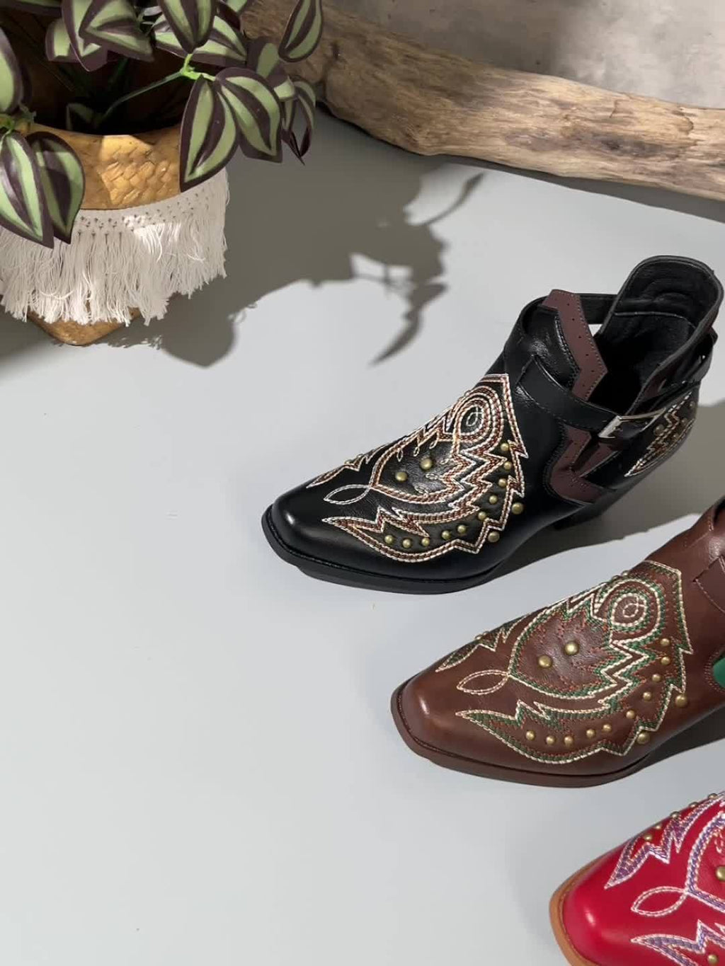 Botas de salto grosso com decoração de contas douradas para mulheres, design de fivela de moda, botas de tornozelo confortáveis para mulheres