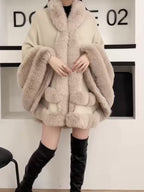 Cardigan com Capuz Estilo Cape Forrado em Pele Sintética para Mulheres - Casaco Grande e Aberto de Pelúcia Borgonha para Clima Frio, Elegância Inspirada no Oriente Médio, Somente Limpeza a Seco, Casacos de Inverno Femininos, Vestuário para Tempo Friíssimo, Roupa Externa Estilo Cape, Casaco de Tecido Luxuoso