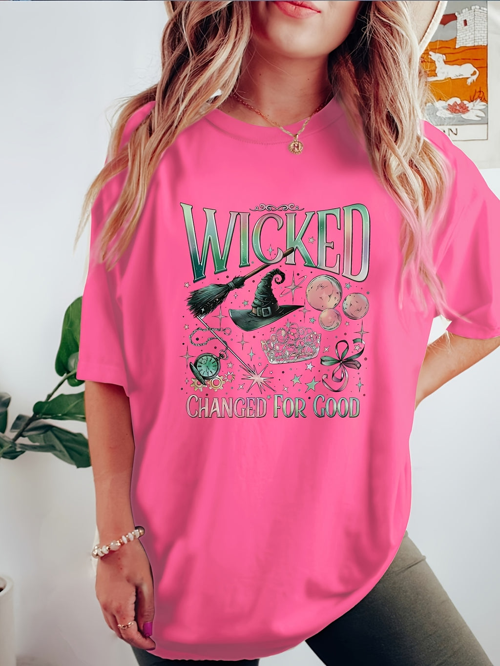 Camiseta Casual Feminina Plus Size Manga Curta Gola Redonda - Estampa de Bruxa e Celestial com Slogan "Wicked Changed for Good", Tecido Elástico Médio, Lavável em Máquina, Moda Verão, Vestuário Descontraído