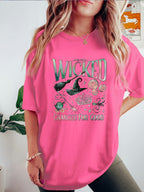 Camiseta Casual Feminina Plus Size Manga Curta Gola Redonda - Estampa de Bruxa e Celestial com Slogan "Wicked Changed for Good", Tecido Elástico Médio, Lavável em Máquina, Moda Verão, Vestuário Descontraído