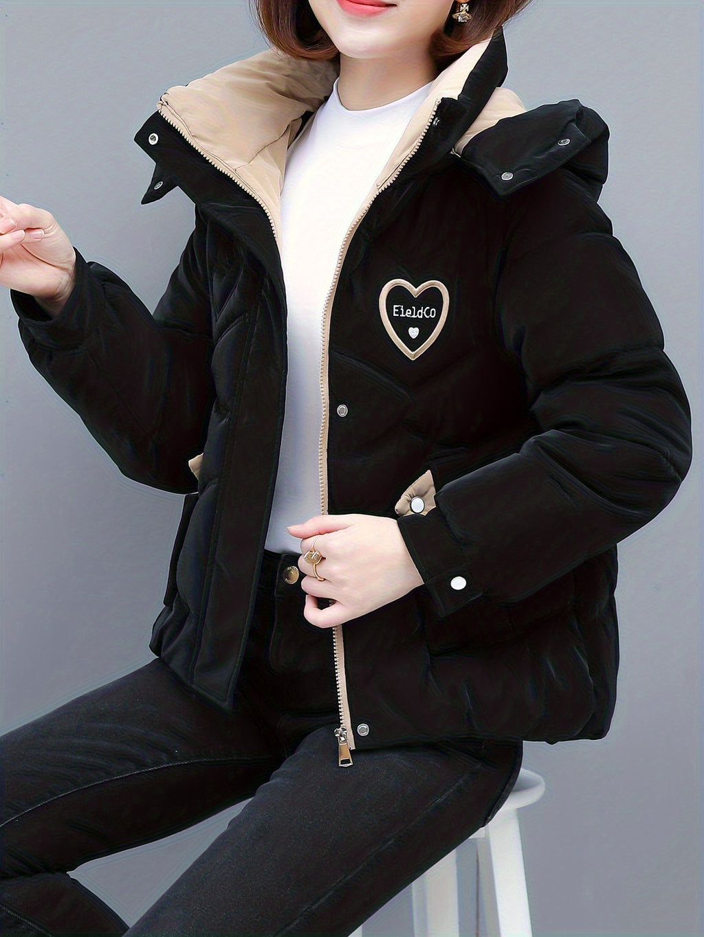 Jaqueta com Capuz de Inverno Feminina - Elegante Casaco Bege e Branco com Zíper e Design de Coração, Roupa Externa Quente de Poliéster para Looks Casuais ou Chiques, Jaqueta de Inverno