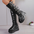 Botas Brancas de Cano Alto para Mulheres com Solas Grossas - Forro de Fleece Quente, Zíper Lateral, Salto Confortável de Cunha, Estilo Punk com Fivela e Detalhe de Corrente, Bico Redondo, Cobertura Falsa para o Inverno