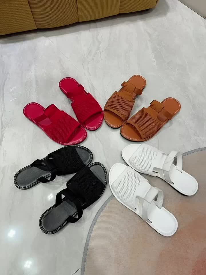 Sandálias planas de malha de cor sólida para mulheres no verão, confortáveis e leves, ideais para a praia, versáteis e casuais para uso ao ar livre.