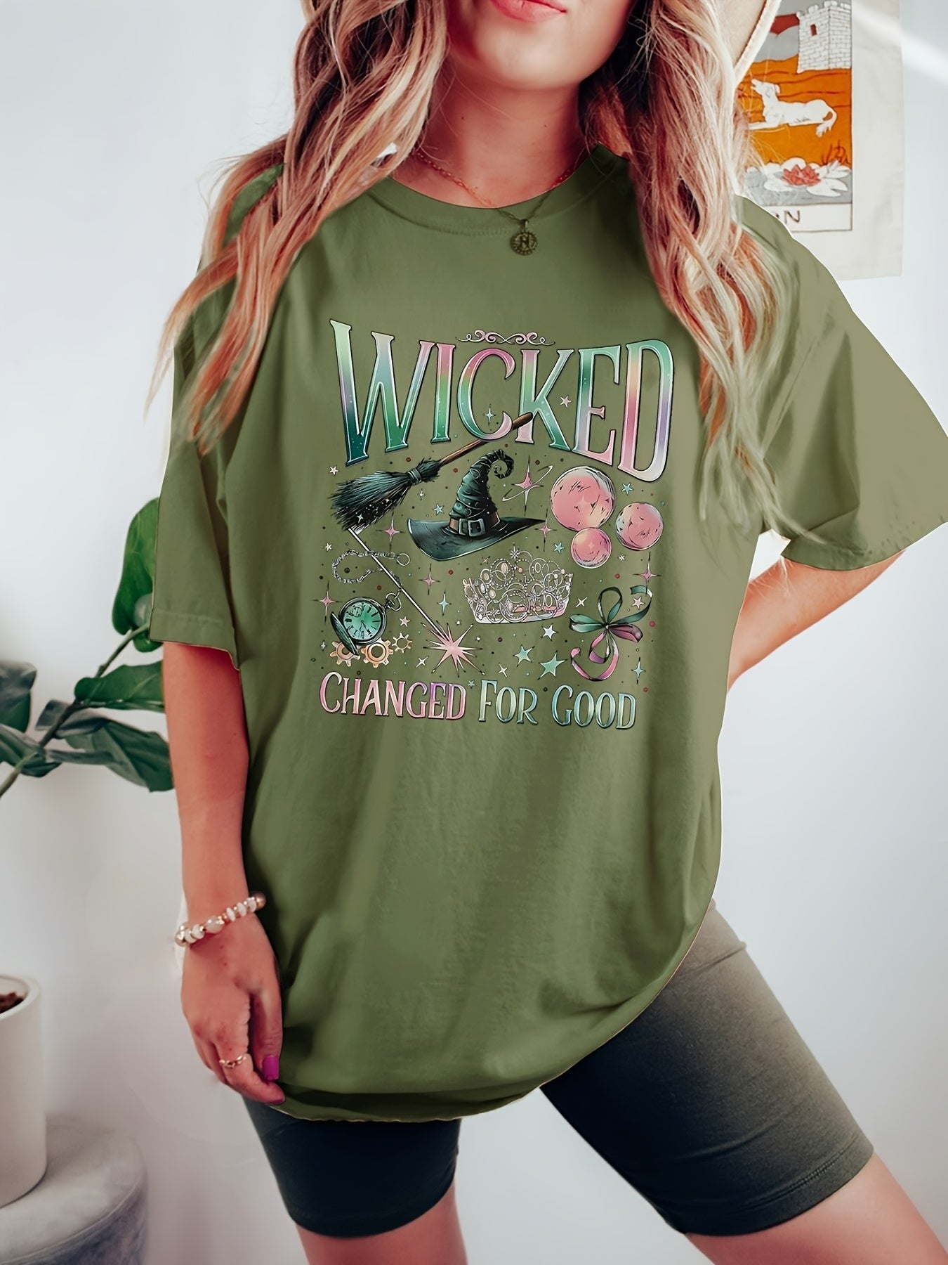 Camiseta Casual Feminina Plus Size Manga Curta Gola Redonda - Estampa de Bruxa e Celestial com Slogan "Wicked Changed for Good", Tecido Elástico Médio, Lavável em Máquina, Moda Verão, Vestuário Descontraído