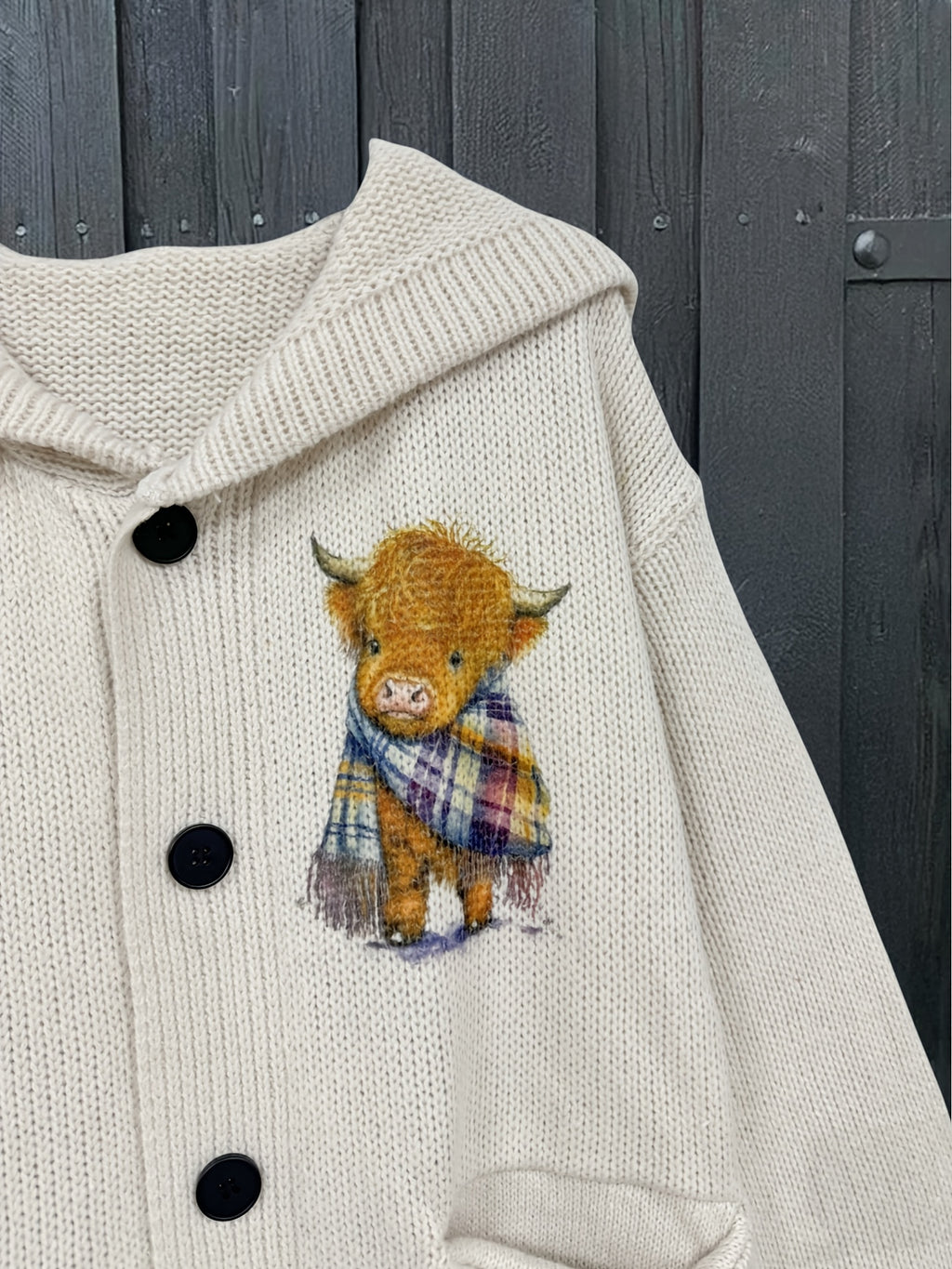 Casaco de Inverno Feminino com Capuz e Estampa Xadrez Highland Cow, Fechamento em Botões & Bolso no Peito - Sobretudo Oversized para Outono/Inverno, Design Rústico Aconchegante com Padrão Animal Inspirado em Ovelha