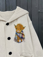 Casaco de Inverno Feminino com Capuz e Estampa Xadrez Highland Cow, Fechamento em Botões & Bolso no Peito - Sobretudo Oversized para Outono/Inverno, Design Rústico Aconchegante com Padrão Animal Inspirado em Ovelha