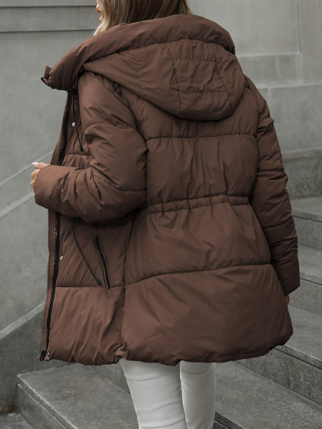 Coleção Outono/Inverno 2025: Casaco Puffer de Comprimento Médio Acolchoado, Jaqueta com Capuz Quente e Estilo Casual Moderno, Cinto Ajustável, Fechamento com Zíper, Ideal para o Dia a Dia e Atividades ao Ar Livre