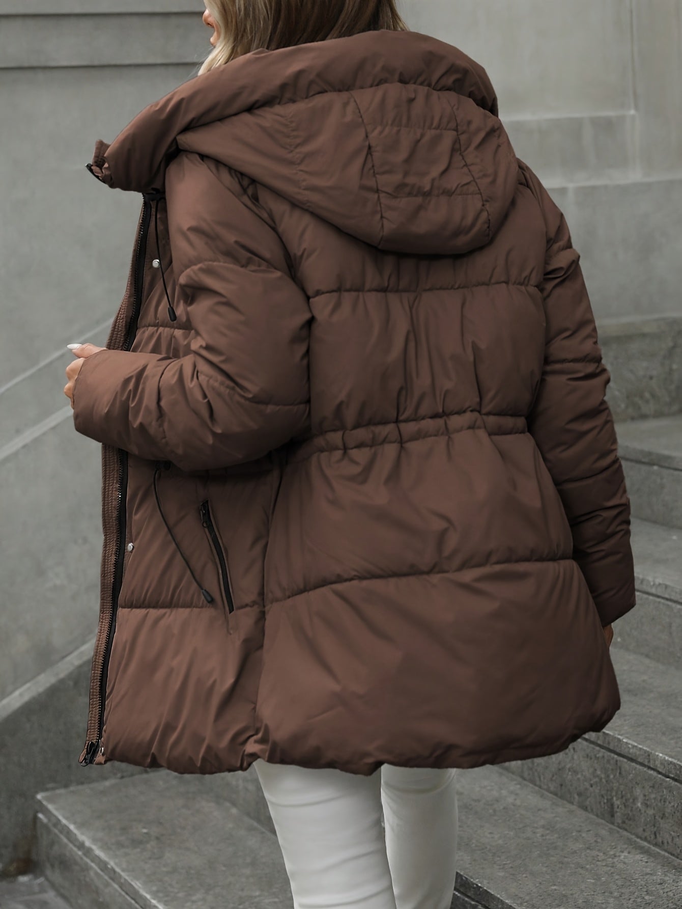 Coleção Outono/Inverno 2025: Casaco Puffer de Comprimento Médio Acolchoado, Jaqueta com Capuz Quente e Estilo Casual Moderno, Cinto Ajustável, Fechamento com Zíper, Ideal para o Dia a Dia e Atividades ao Ar Livre