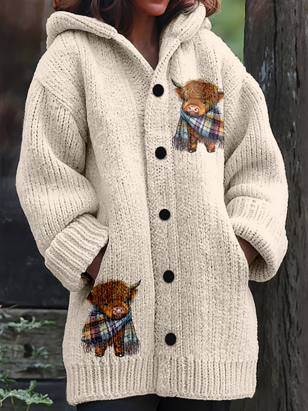 Casaco de Inverno Feminino com Capuz e Estampa Xadrez Highland Cow, Fechamento em Botões & Bolso no Peito - Sobretudo Oversized para Outono/Inverno, Design Rústico Aconchegante com Padrão Animal Inspirado em Ovelha