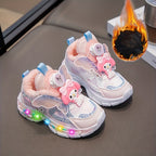 Tênis Brilhantes com Asas Iluminadas para Meninas - Fivelas Giratórias e Solas Luminosas - Sapatos de Inverno Baixos e Quentes Rosa/Branco, PU, para Corrida ao Ar Livre, Presentes de Natal ('Botas Mágicas para Caminhar')